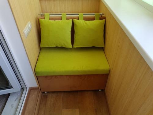 Бескаркасный диван на балкон. Какой должна быть обивка для балконного дивана