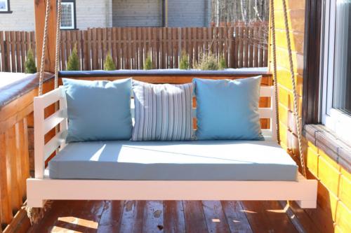 Диван на балконе. 7 популярных моделей диванов, которые можно поставить на балкон