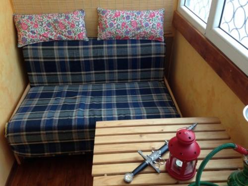 Бескаркасный диван на балкон. Какой должна быть обивка для балконного дивана