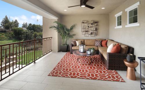 Диван на балконе. 7 популярных моделей диванов, которые можно поставить на балкон