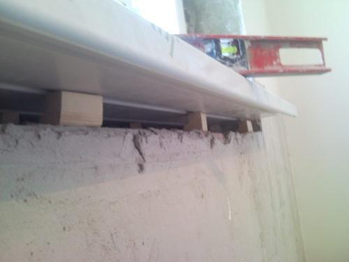 Как правильно подготовить окно ПВХ к установке пластикового подоконника. Установка подоконной доски по уровню