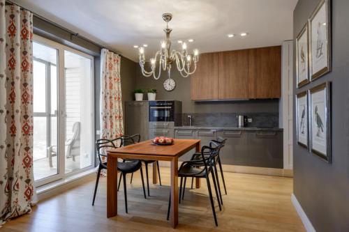 Как выбрать тюль на кухню с балконной дверью. Что учесть, выбирая шторы на кухню с балконом 16