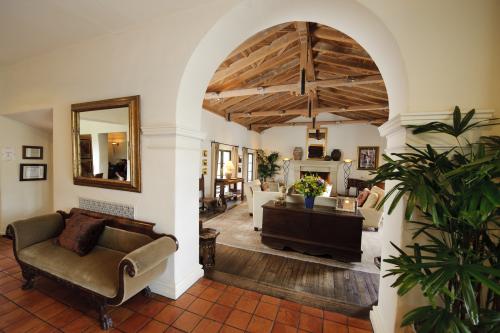 Декоративные наличники на двери межкомнатные. Что такое дверной наличник? 07