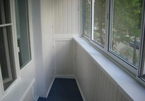 Отделка балкона с чего начать. Внутренняя отделка балкона: 4 этапа на пути от бетонной коробки к «А у вас тут очень уютно, сами делали?»