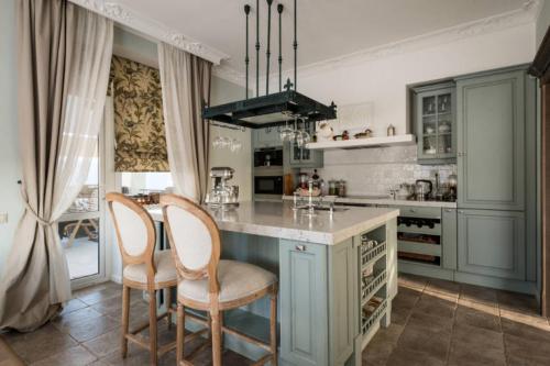 Как выбрать тюль на кухню с балконной дверью. Что учесть, выбирая шторы на кухню с балконом 21