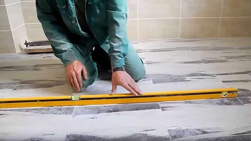 Как класть плитку на пол новичку. Как правильно класть плитку на пол своими руками