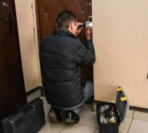 Если сломался замок на входной двери кого вызывать. Что делать, если заклинило дверь в квартире?