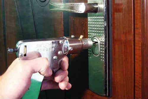 Если сломался замок на входной двери кого вызывать. Что делать, если заклинило дверь в квартире?