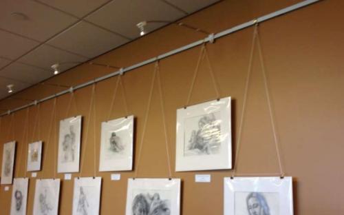 Как повесить картину без гвоздей на обои. Простые способы