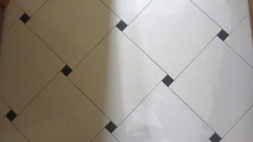 Укладка плитки со смещением на . Как красиво уложить плитку со смещением, если ровно не получается