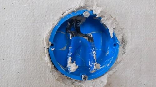 На каком расстоянии сверлить подрозетники под рамку. Правильная установка подрозетников: чем закрепить, как запитаться и подключить? Инструкция по монтажу в бетон, гипсокартон и кирпич