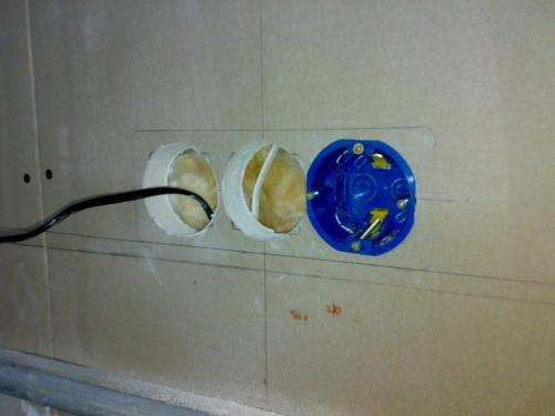 На каком расстоянии сверлить подрозетники под рамку. Правильная установка подрозетников: чем закрепить, как запитаться и подключить? Инструкция по монтажу в бетон, гипсокартон и кирпич