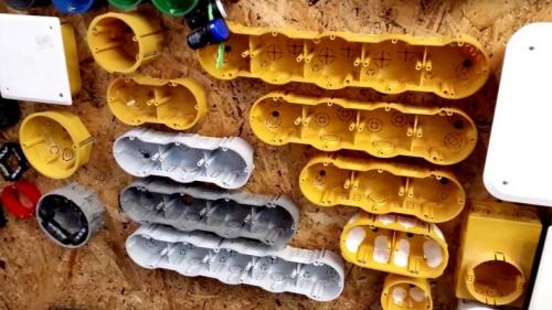 На каком расстоянии сверлить подрозетники под рамку. Правильная установка подрозетников: чем закрепить, как запитаться и подключить? Инструкция по монтажу в бетон, гипсокартон и кирпич