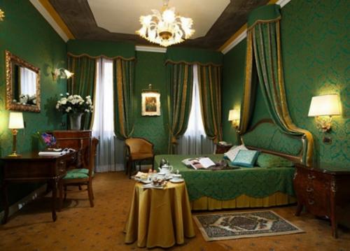 Обои в комнату темные. Варианты темных обоев в интерьере