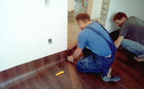 Как постелить линолеум в комнате с мебелью. Как постелить линолеум в комнате, не убирая из нее всю мебель