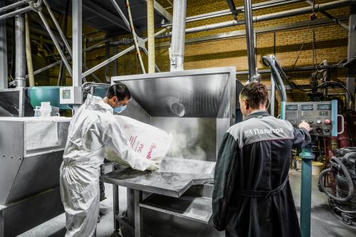 Какие материалы используются для производства виниловых обоев. Что такое винил?