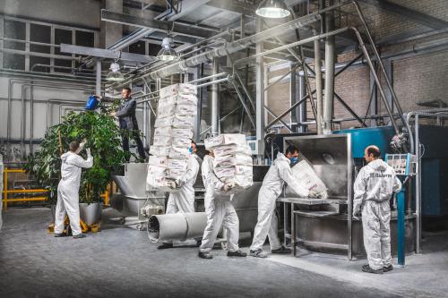 Какие материалы используются для производства виниловых обоев. Что такое винил?