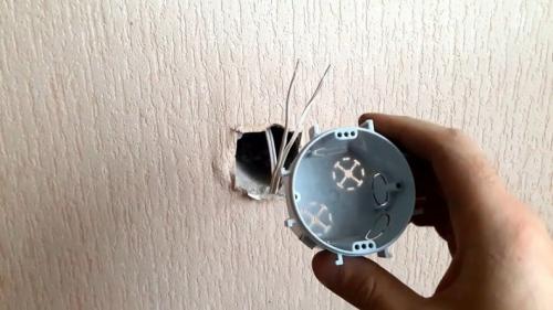 Глубокий подрозетник. Правильная установка подрозетников: чем закрепить, как запитаться и подключить? Инструкция по монтажу в бетон, гипсокартон и кирпич