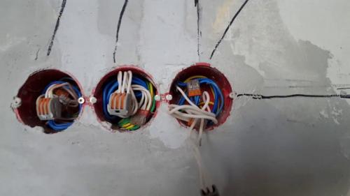 Глубокий подрозетник. Правильная установка подрозетников: чем закрепить, как запитаться и подключить? Инструкция по монтажу в бетон, гипсокартон и кирпич