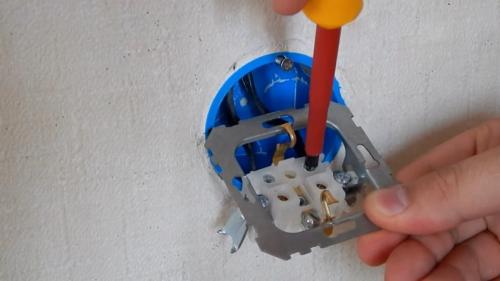 Подрозетник на 4 розетки. Правильная установка подрозетников: чем закрепить, как запитаться и подключить? Инструкция по монтажу в бетон, гипсокартон и кирпич