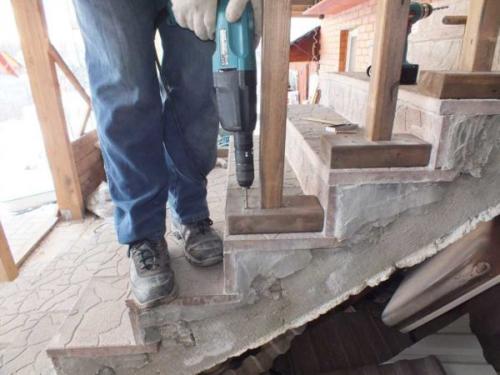 Установка перил на лестницу. Крепление деревянных балясин и столбов