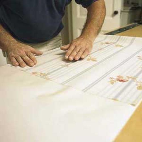 Как клеить обои по часовой стрелке или против. Инструменты и материалы