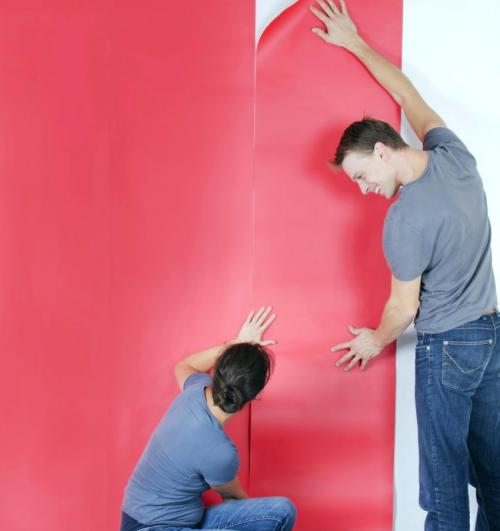 Откуда надо начинать клеить обои в комнате. Особенности выбора точки начала для стен 06