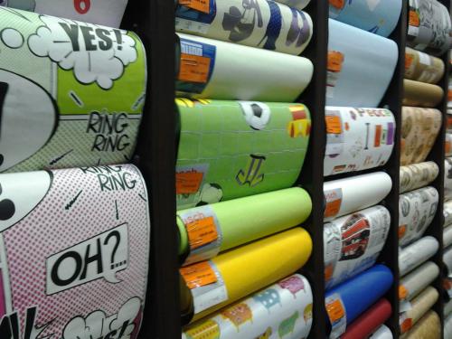 Как правильно укладывать флизелиновые обои на пол. А вы не думали поклеить обоями пол? Советы и рекомендации домашнего мастера