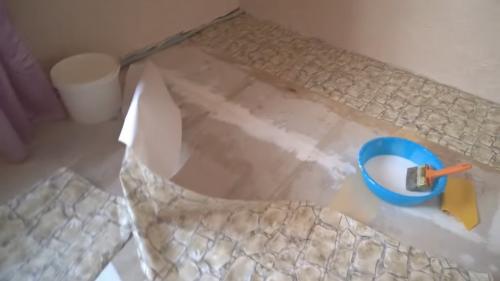 Как правильно укладывать флизелиновые обои на пол. А вы не думали поклеить обоями пол? Советы и рекомендации домашнего мастера