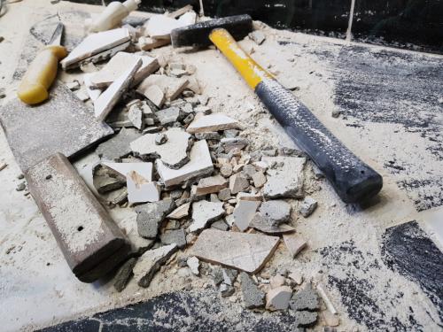 Как избежать трещин и деформаций при установке плитки на плитку