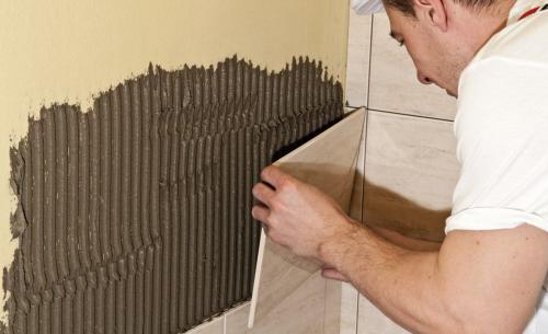 Какие материалы нужны для наклеивания плитки на плитку