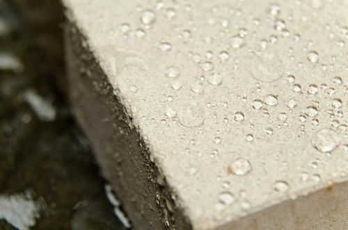 Заделка трещин в бетоне жидким стеклом. Для чего в бетон добавляют жидкое стекло: целесообразность применения материала