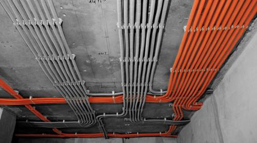 Разводка электрики в квартире по потолку. Как провести проводку по потолку своими руками: подробная инструкция по прокладке электропроводки в гофре от щитка с разводкой без штробления