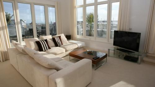 Угловые диваны со спальным местом в интерьере гостиной. Особенности выбора углового дивана 27