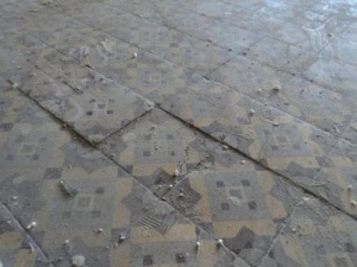 Можно укладывать плитку на плитку. Что включается в подготовку поверхности 06