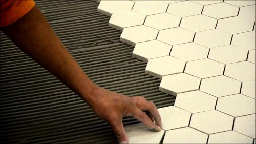 Можно укладывать плитку на плитку. Что включается в подготовку поверхности 03