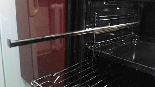 Какие факторы следует учитывать при выборе держателей и фиксаторов для встраиваемых духовок