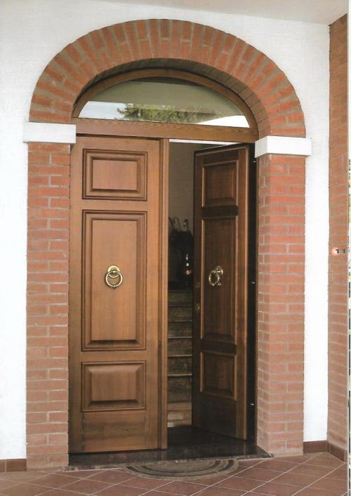 Двери с окном сверху. Зачем нужна фрамуга над входными дверями?