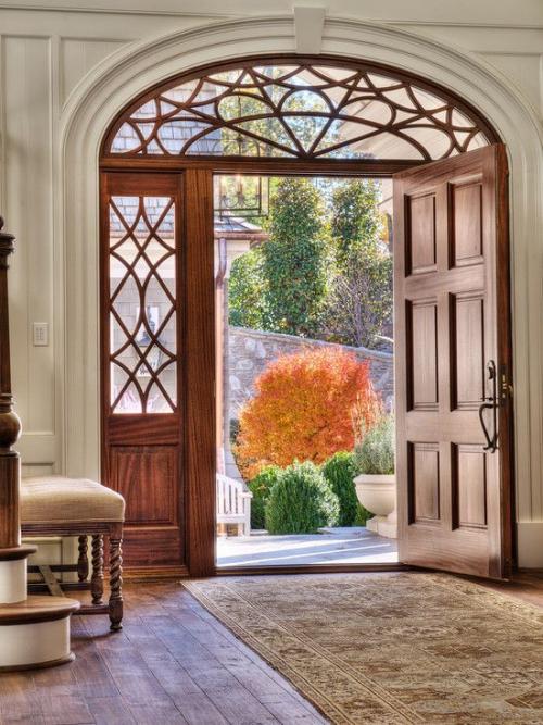 Двери с окном сверху. Зачем нужна фрамуга над входными дверями?