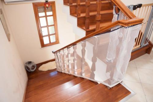 Какие технические требования предъявляются к лестницам поворотным на второй этаж в частном доме