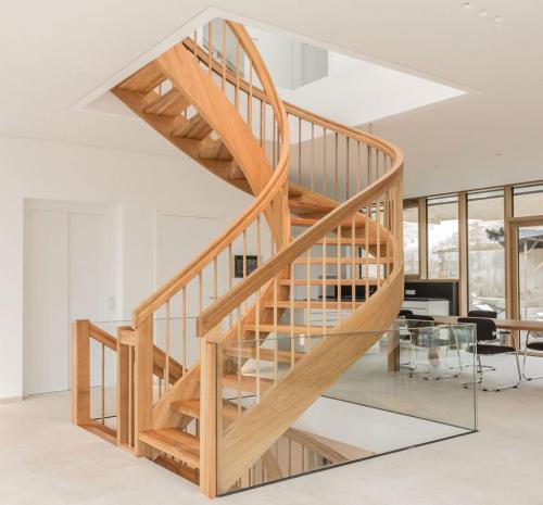 Какие технические требования предъявляются к лестницам поворотным на второй этаж в частном доме