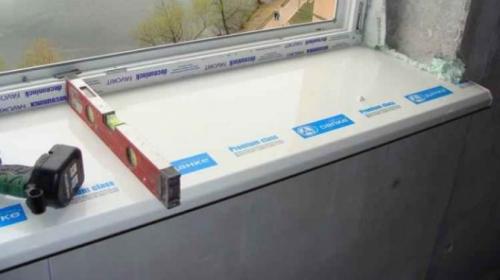 Установка подоконника на уголки. Особенности конструкции из пластика