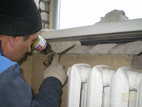 Как снять пластиковый подоконник своими руками. Демонтаж рамы пластикового окна