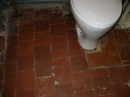 Можно ли класть плитку на плитку в ванной. Можно ли оставлять старое покрытие?