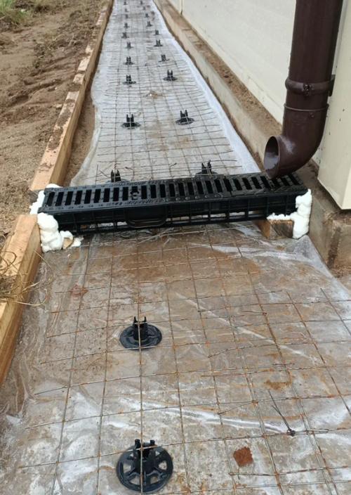 Какие инструменты и оборудование необходимы для отделки цоколя и отмостки. 3 эпапа монтажа отмостки. От шнурки до бетона   1