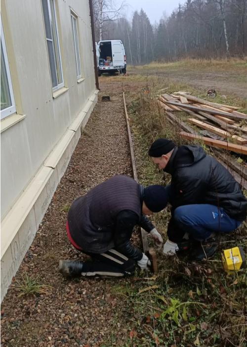 Какие инструменты и оборудование необходимы для отделки цоколя и отмостки. 3 эпапа монтажа отмостки. От шнурки до бетона   1