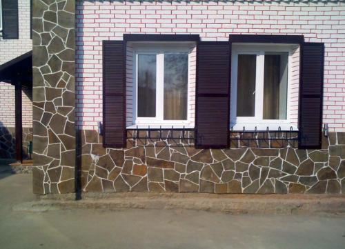 Отделка цоколя частного дома своими руками. Чем отделать цоколь дома: от эксклюзивных до бюджетных вариантов с пошаговыми инструкциями