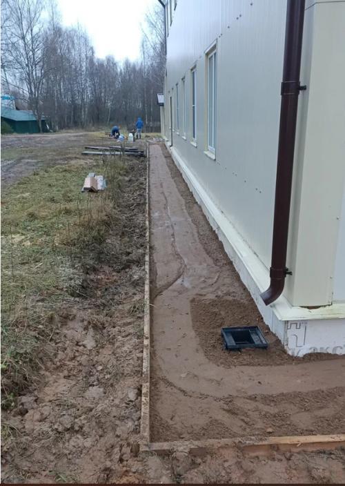 Какие инструменты и оборудование необходимы для отделки цоколя и отмостки. 3 эпапа монтажа отмостки. От шнурки до бетона   1