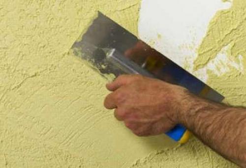 Подготовка стен под короед фасад дома. Нанесение штукатурки короед