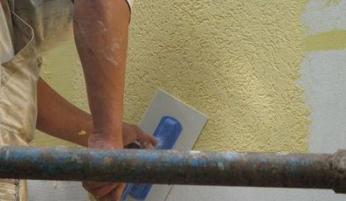 Подготовка стен под короед фасад дома. Нанесение штукатурки короед